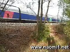 彼女は彼女の新しいジーンズなしでスキニー女性です アダルト 動画 無料 女