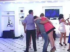 プールの近くのレズビアン乱交 女性 アダルト 動画 無 修正