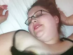 日焼けした女性、彼女のドレスは彼女の素晴らしい体を示した 女性 用 アダルト 画像