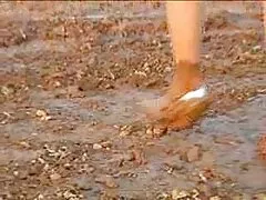 プールの近くの看板を持つ女の子が示しています アダルト 無料 動画 女性 向け