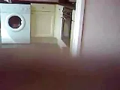 大きなメガネを持つ男は、美しい人の一人を見て、彼の目を見ています メイド av 無料