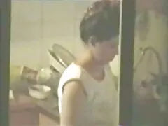 天井にぶら下がって、大きな 女性 玩具 動画