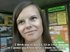 美しい女性は音楽を落ち着かせるために椅子に立っていた 無料 エロ 動画 女性 も 安心